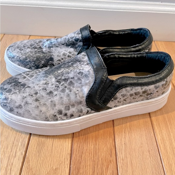 JustFab Shoes - Just Fab Felicia casual slip on shoe women’s size 7 HOST PICK!